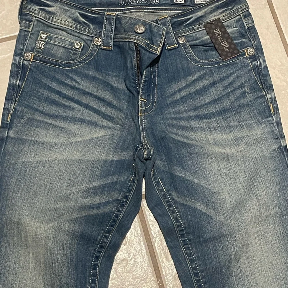 NWT Miss Me Women’s Boyfriend Capri Medium Wash Blue Jeans Size 25‎